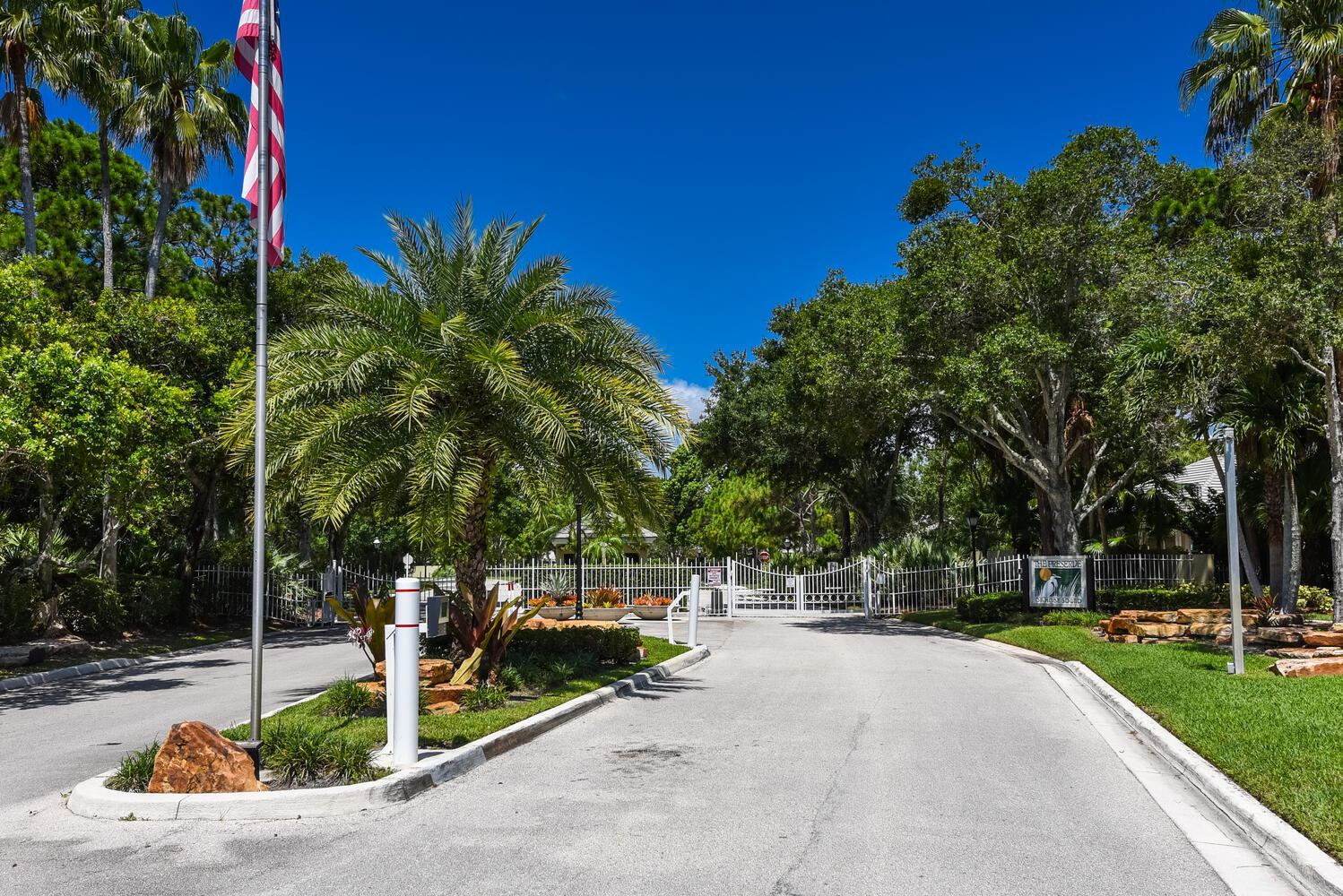 7447 SE Fiddlewood Lane