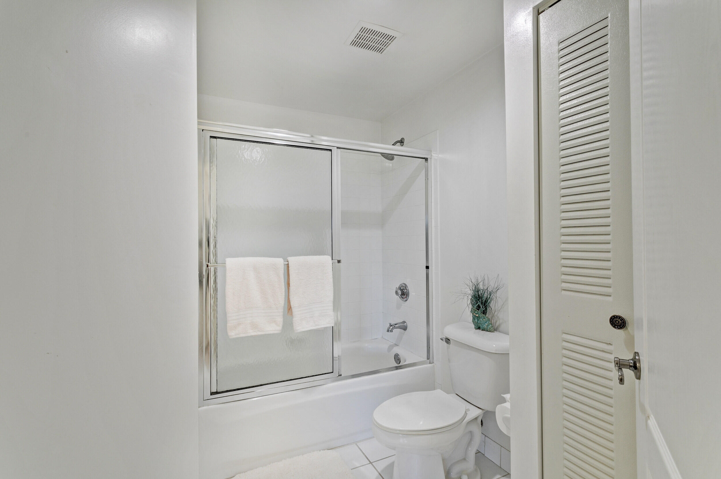 500 Uno Lago Drive 402