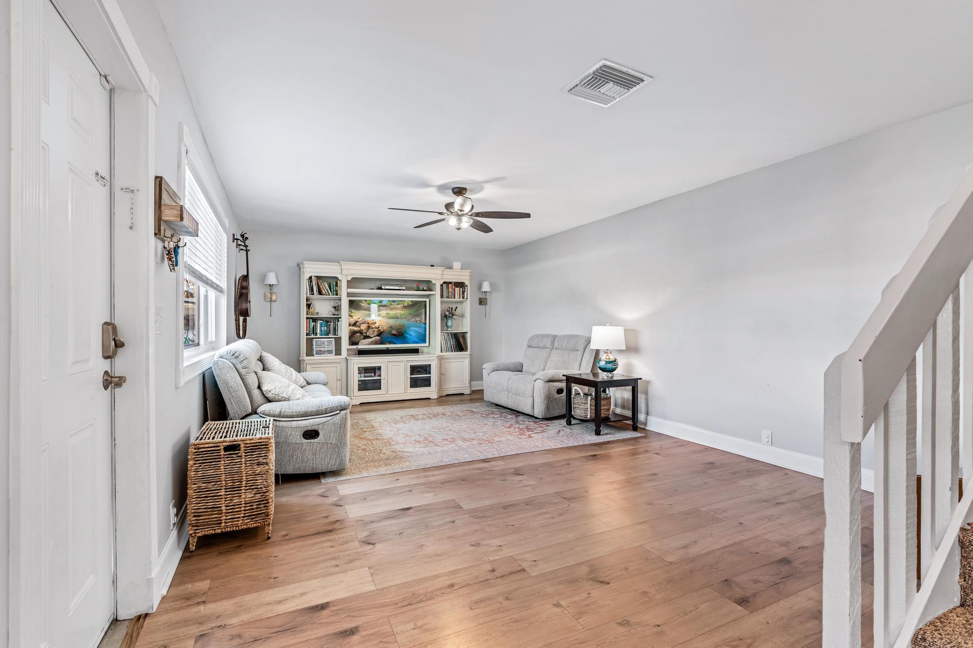 141 E Riverside Drive 11b
