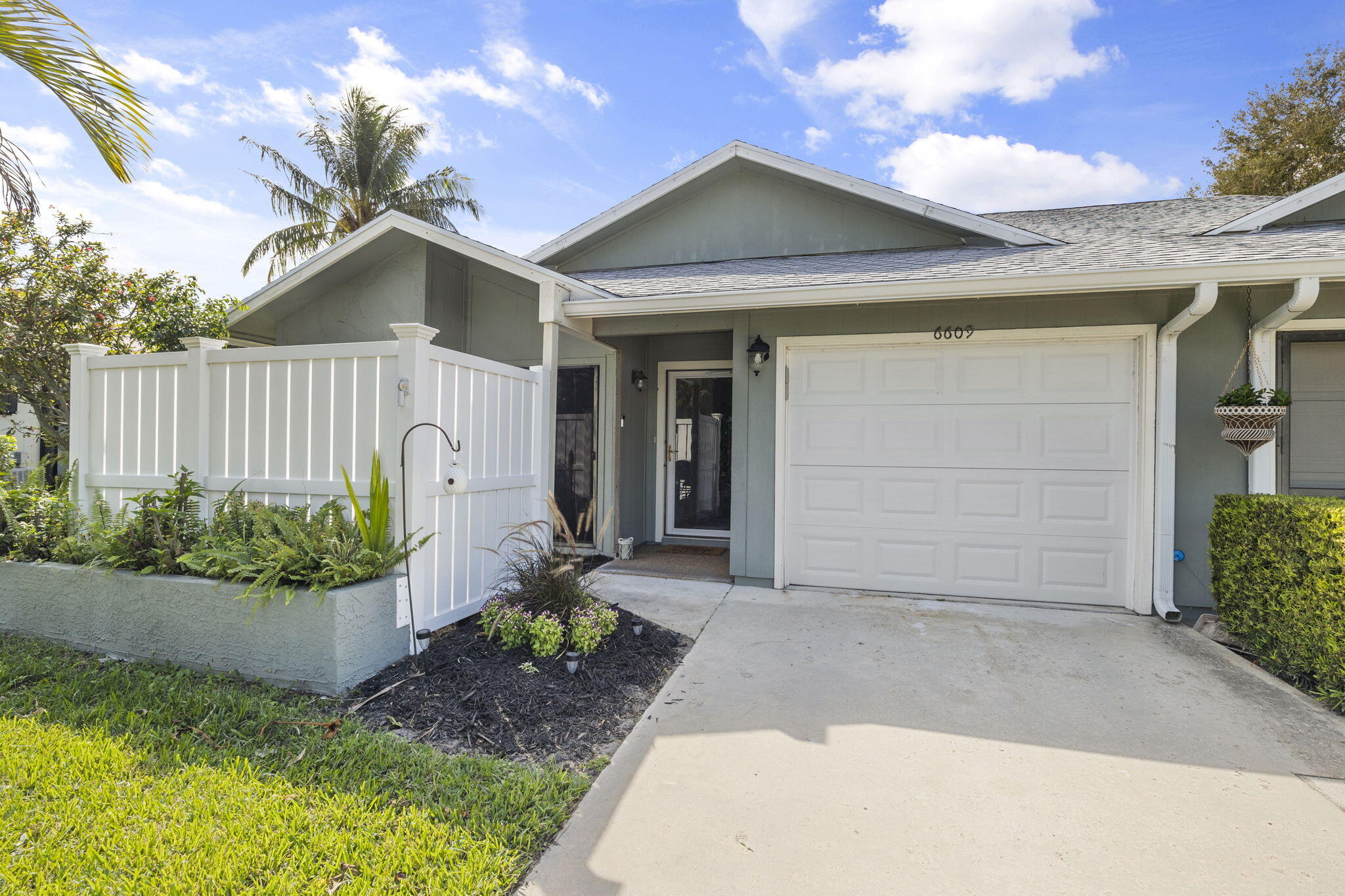 6609 SE Yorktown Drive