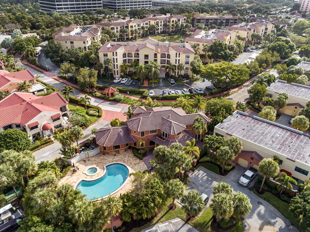 700 Uno Lago Drive 305