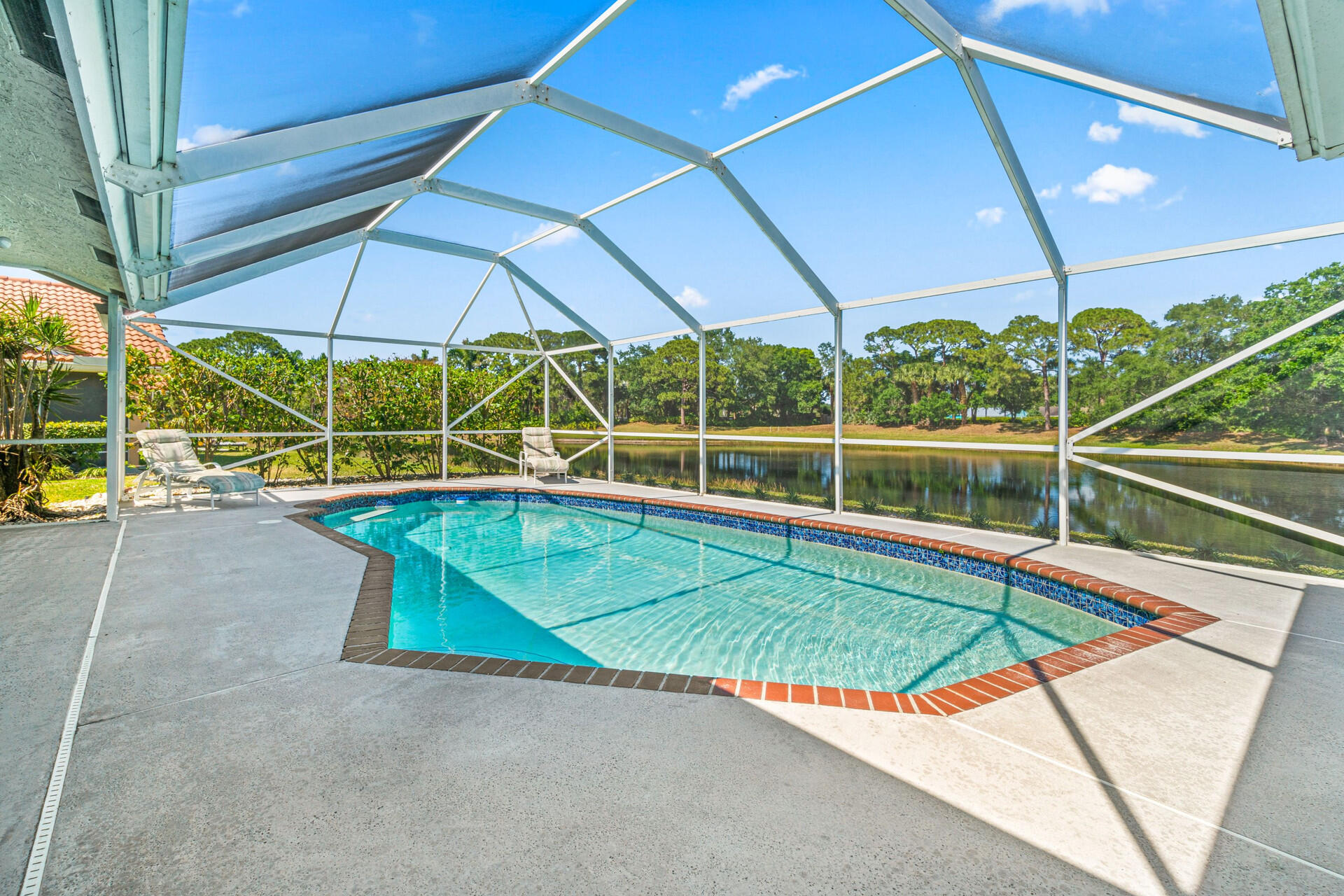 18330 Lake Bend
