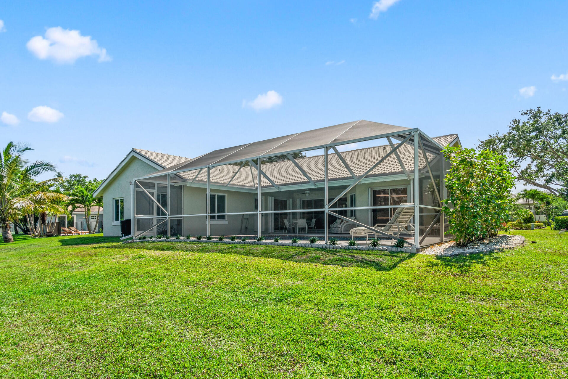 18330 Lake Bend