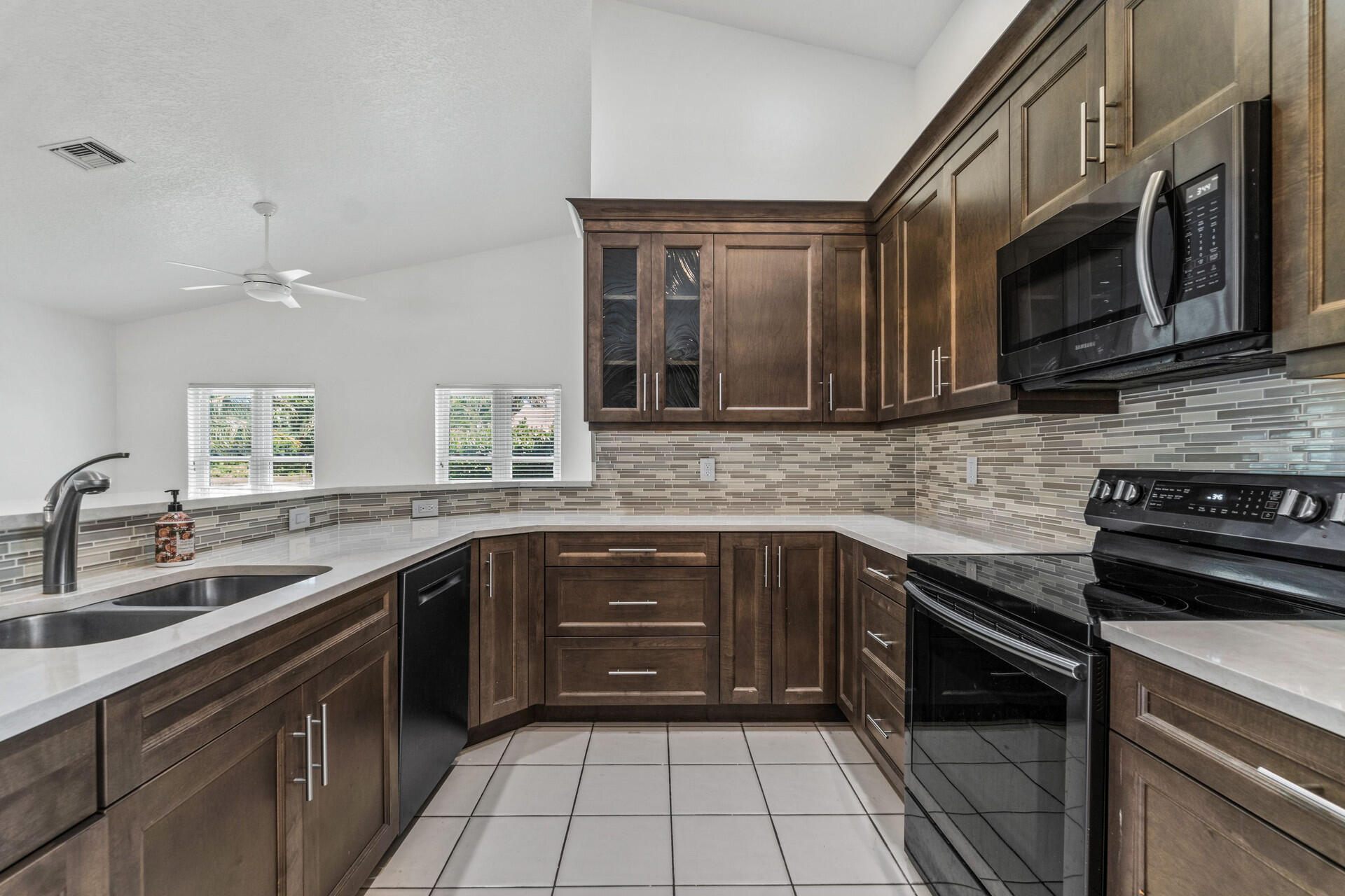 18330 Lake Bend