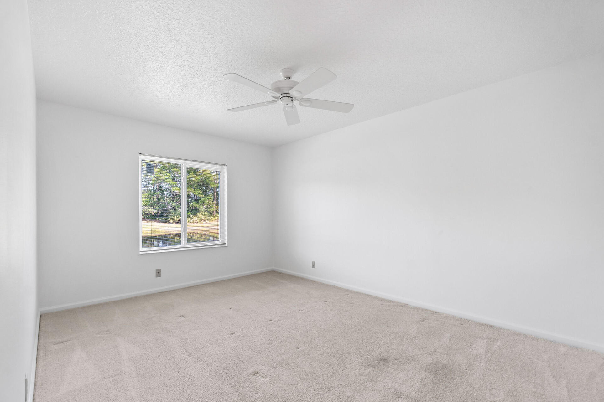 18330 Lake Bend