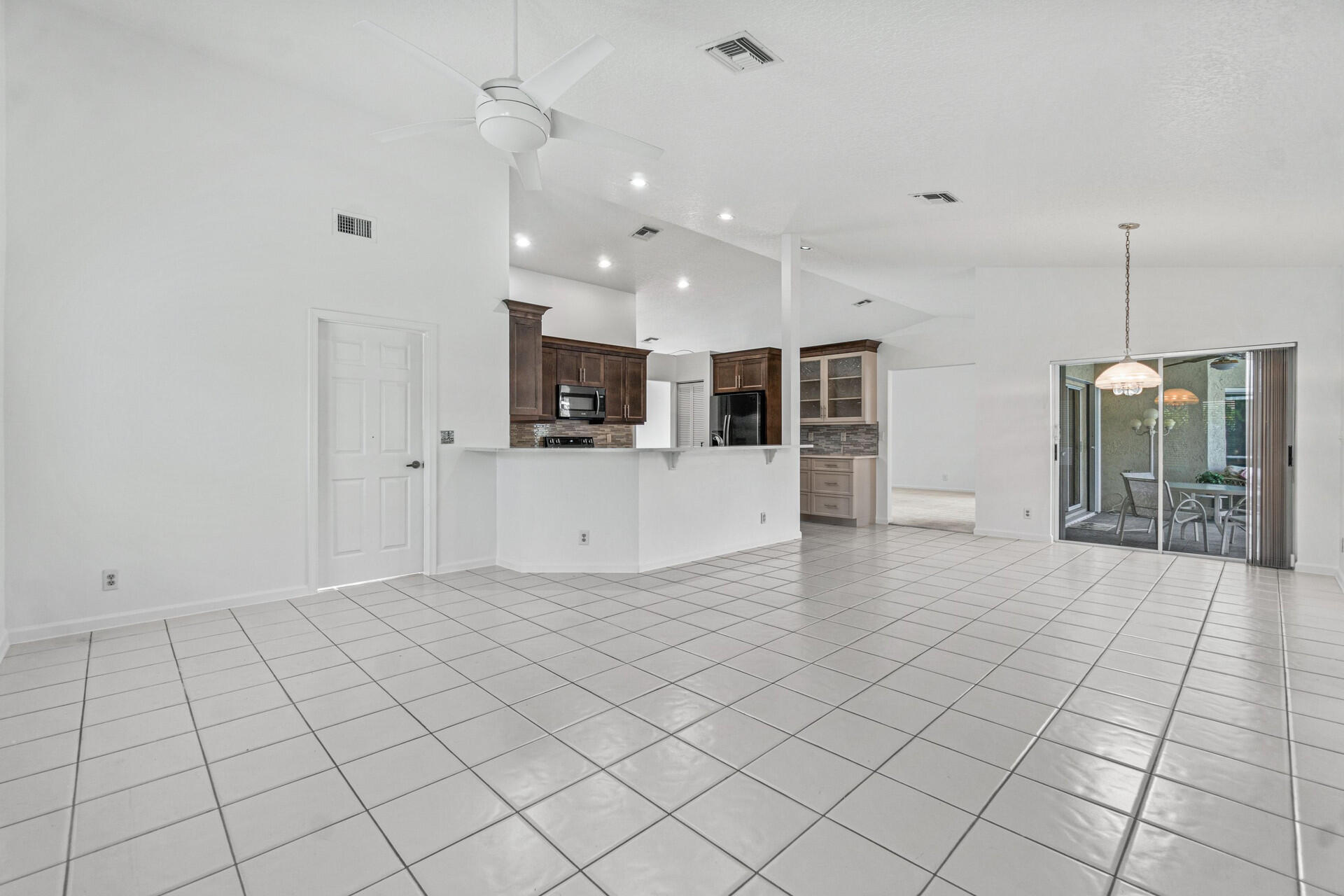 18330 Lake Bend