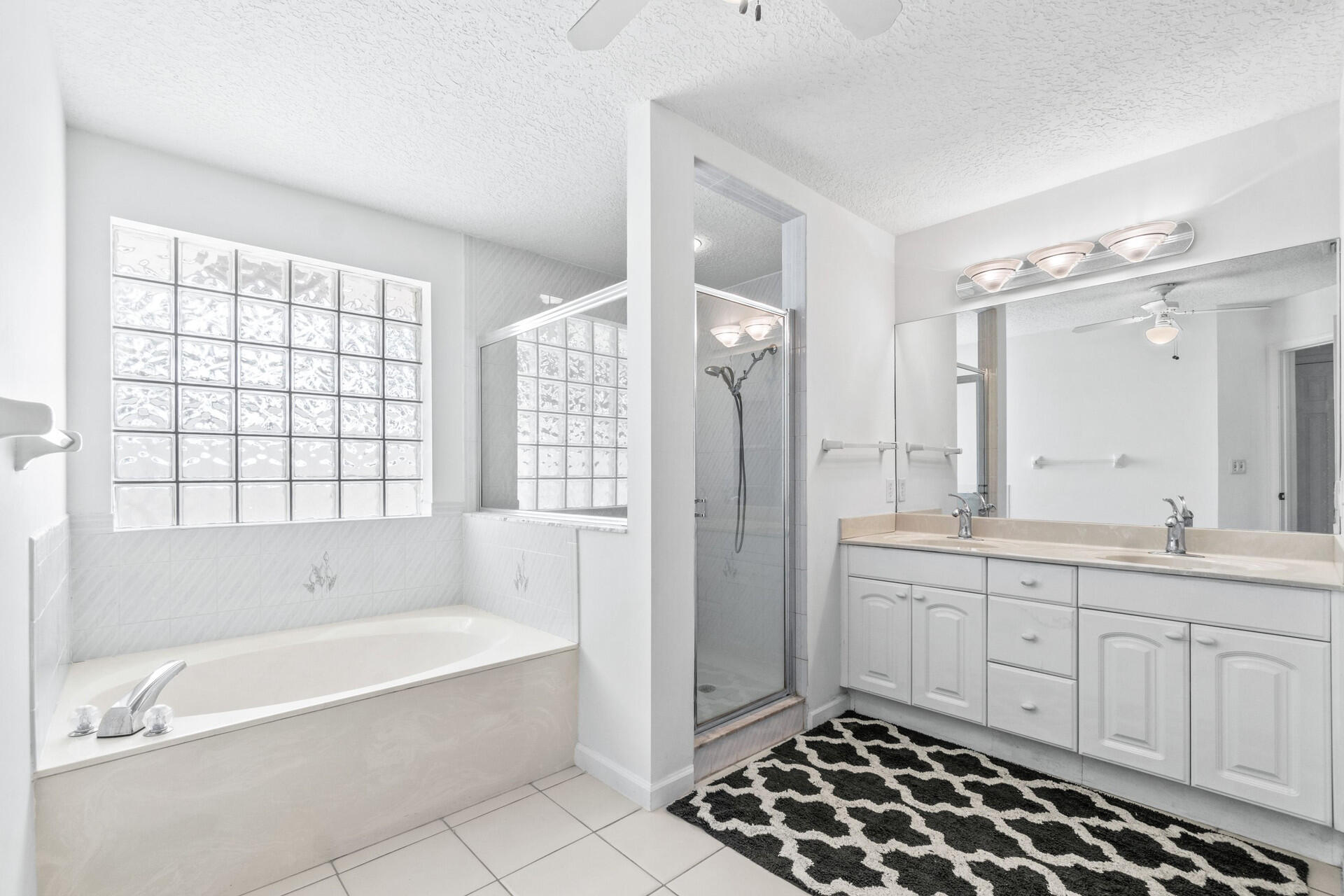 18330 Lake Bend