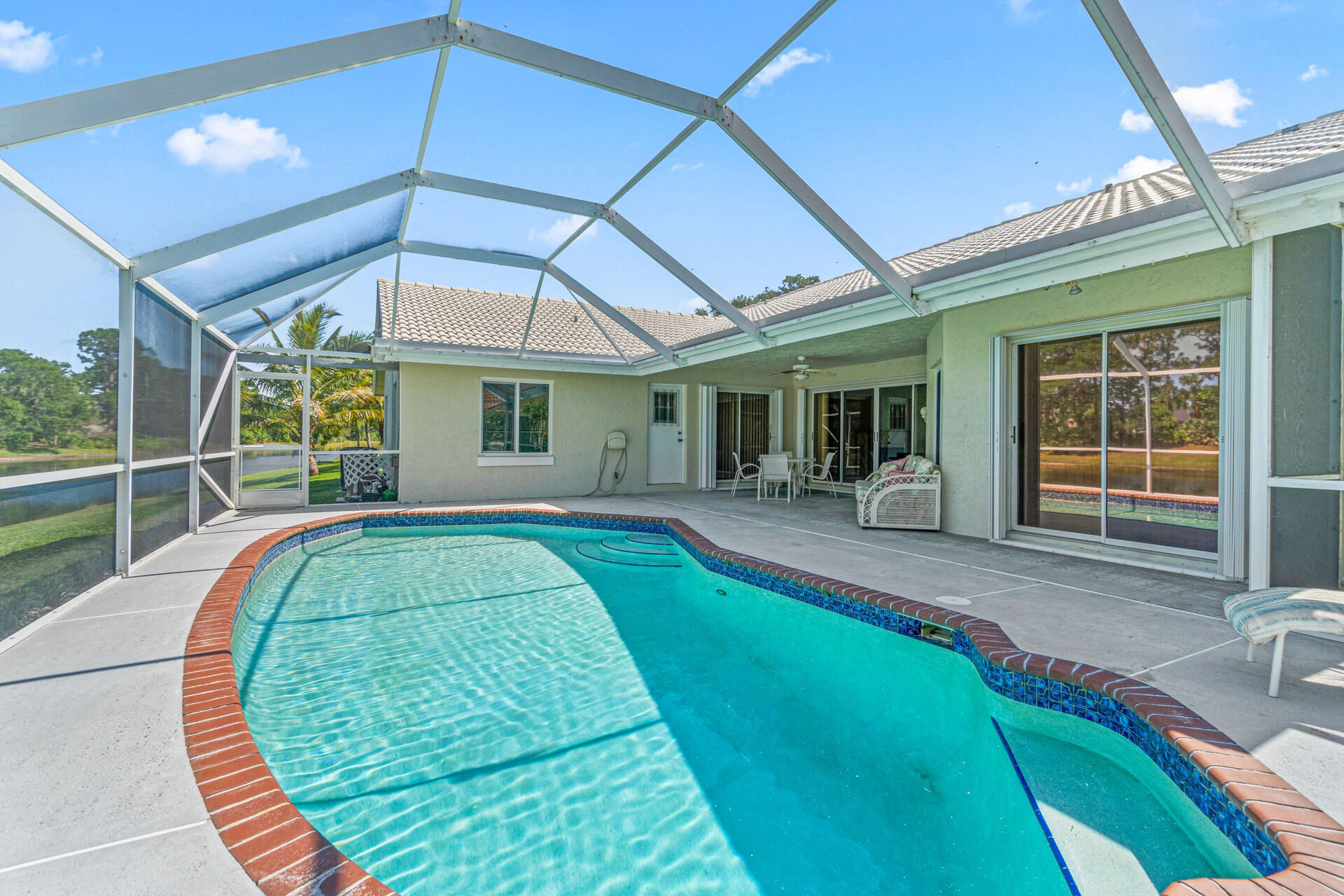 18330 Lake Bend