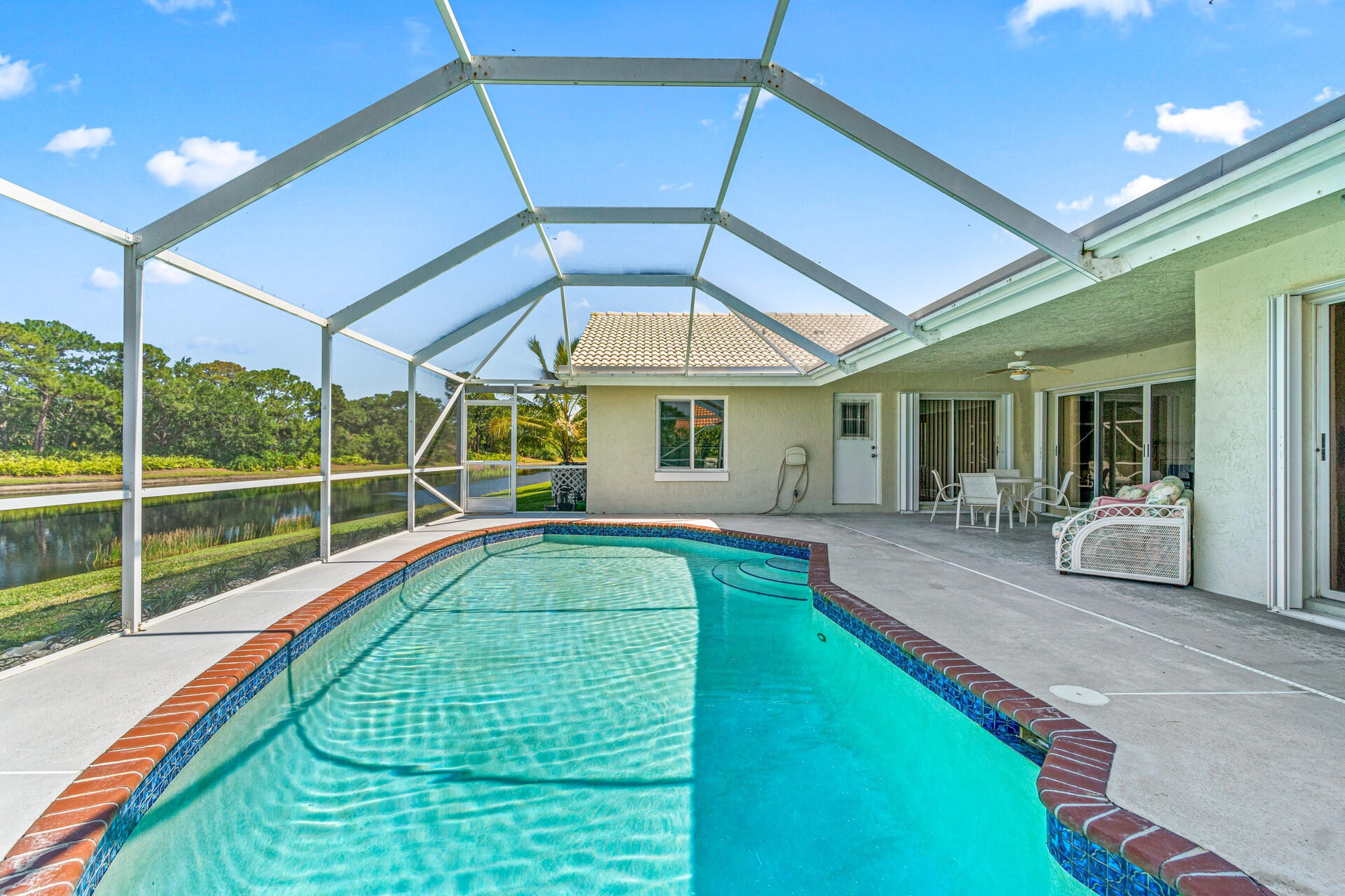 18330 Lake Bend