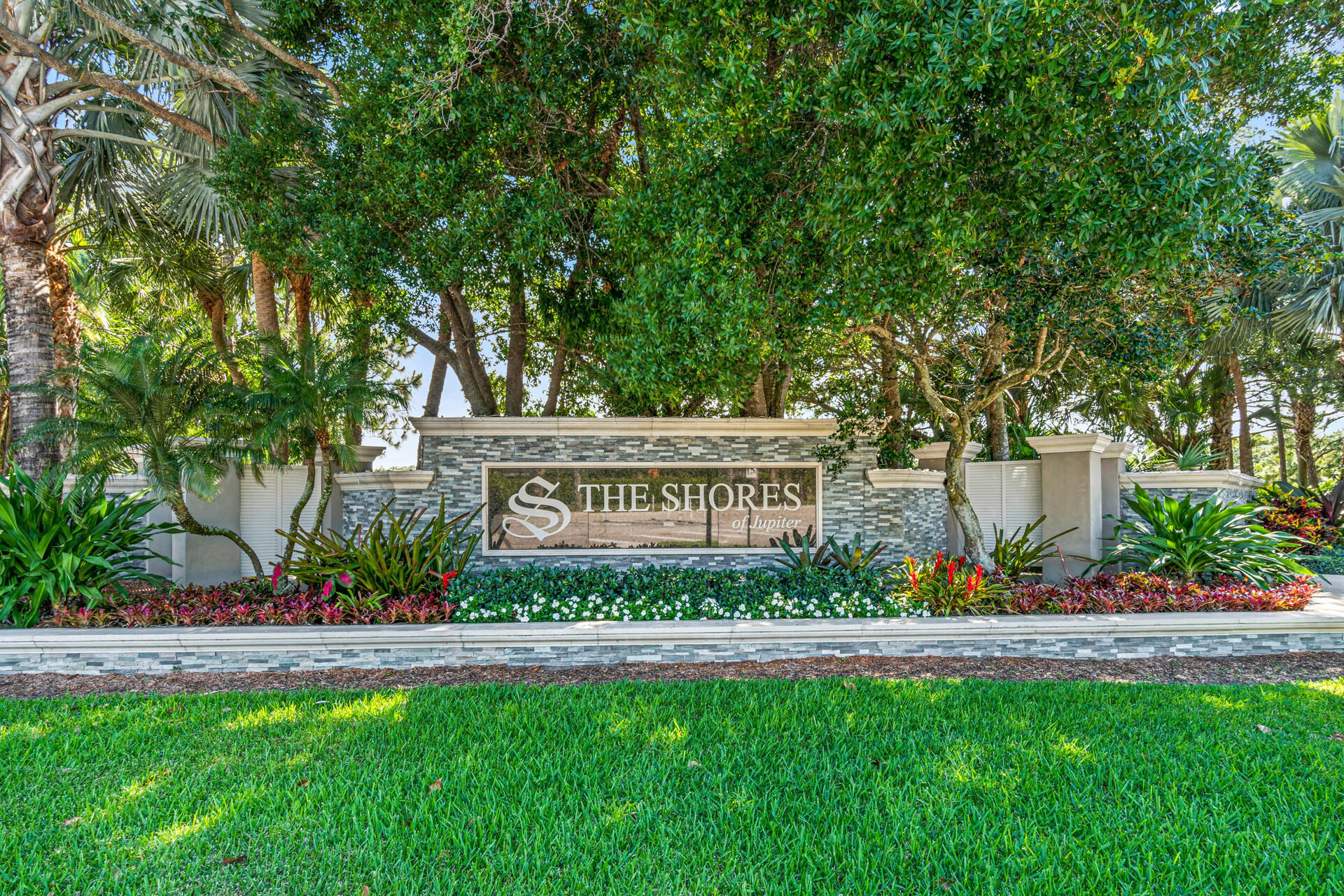 18330 Lake Bend