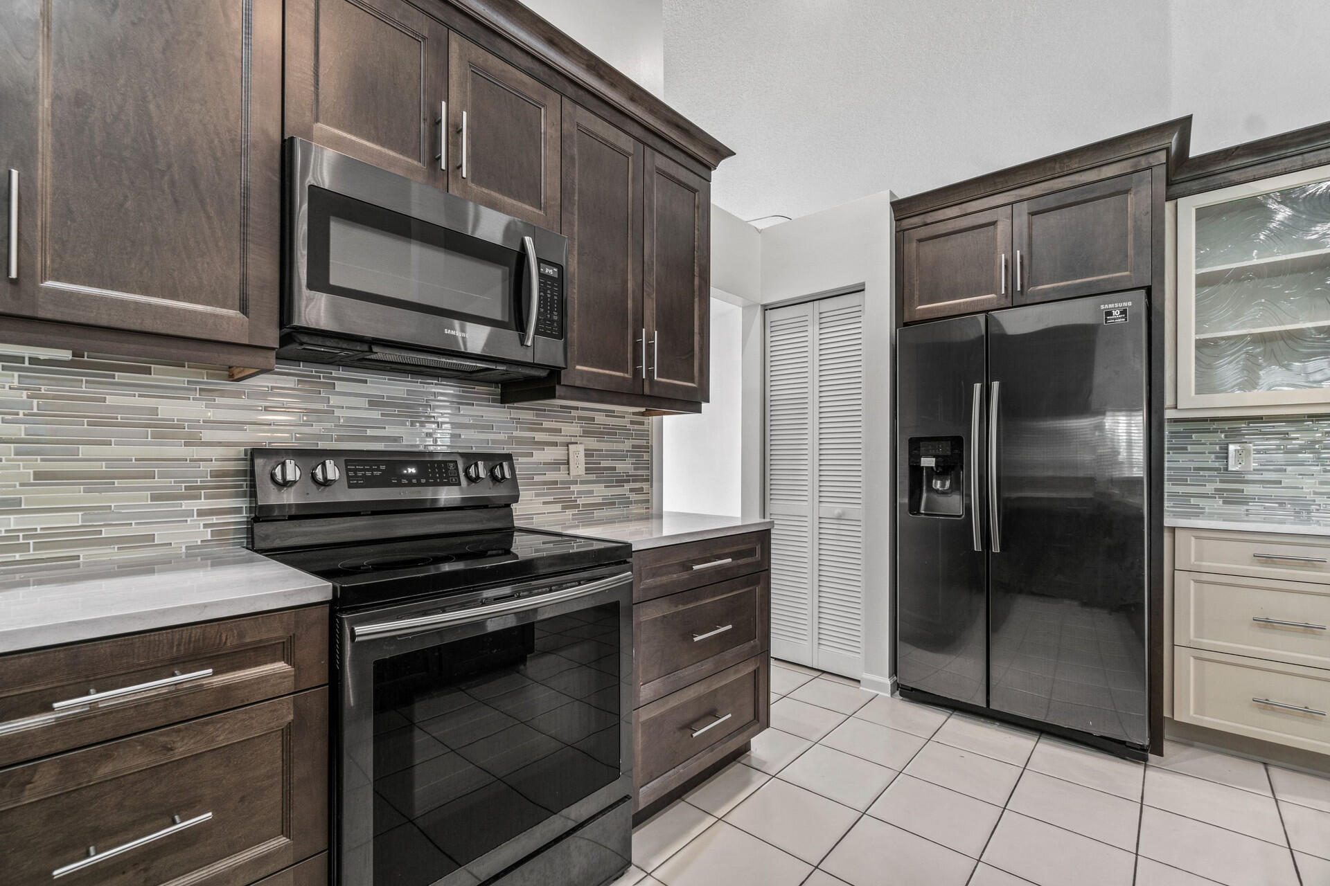 18330 Lake Bend