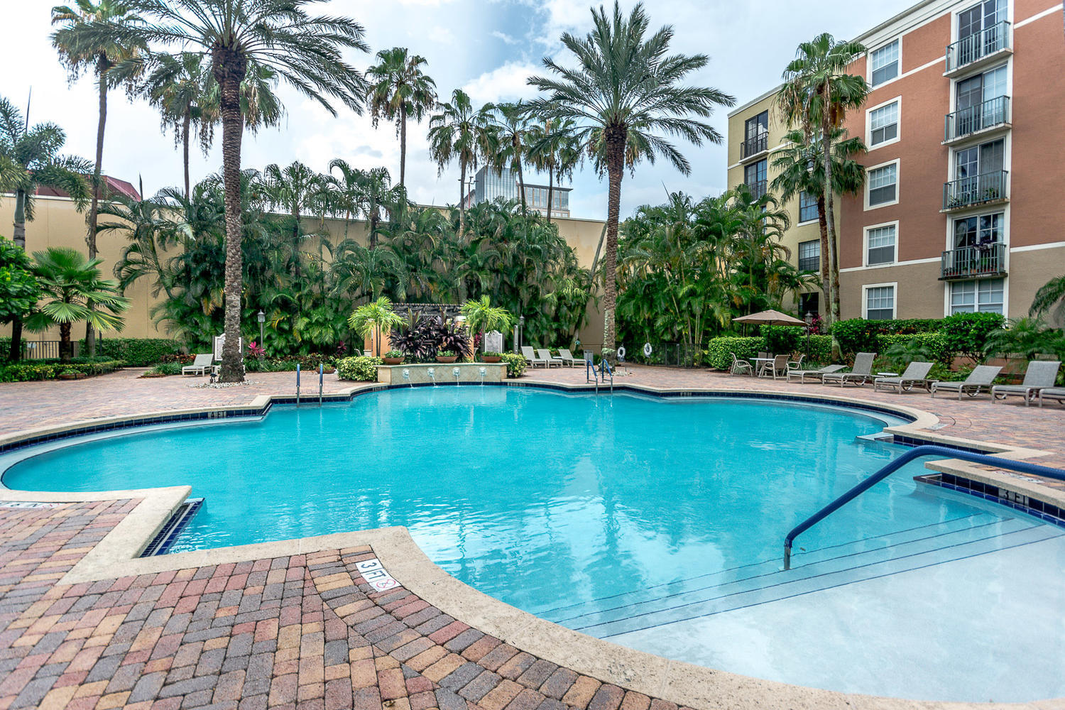 630 S Sapodilla Avenue 117