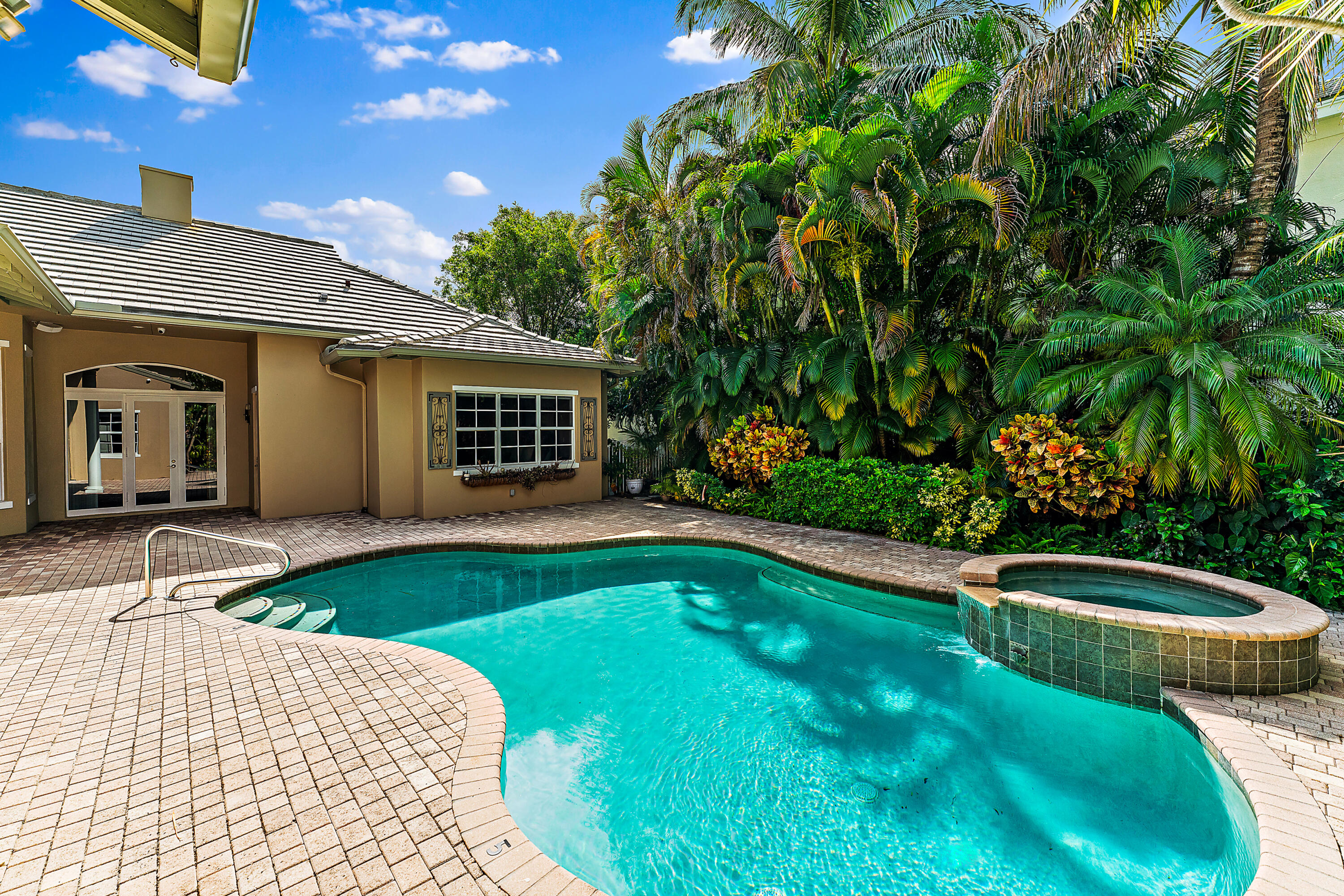 3334 Greenway Drive