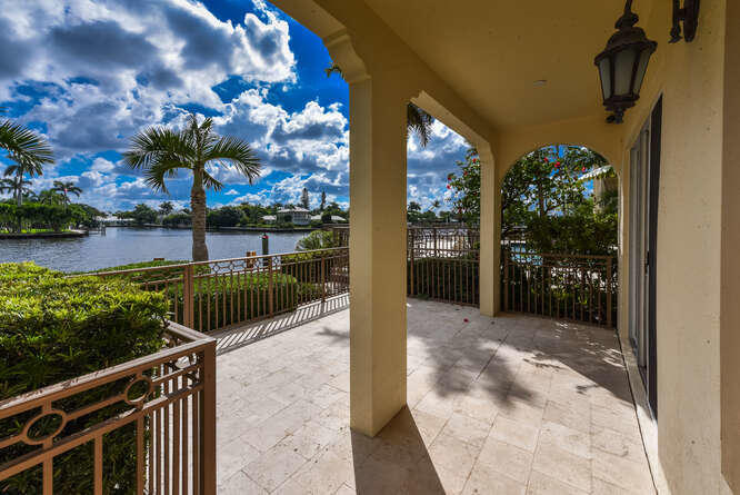 3083 Waterside Circle
