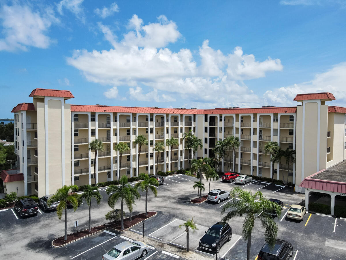 105 Paradise Harbour Boulevard 406