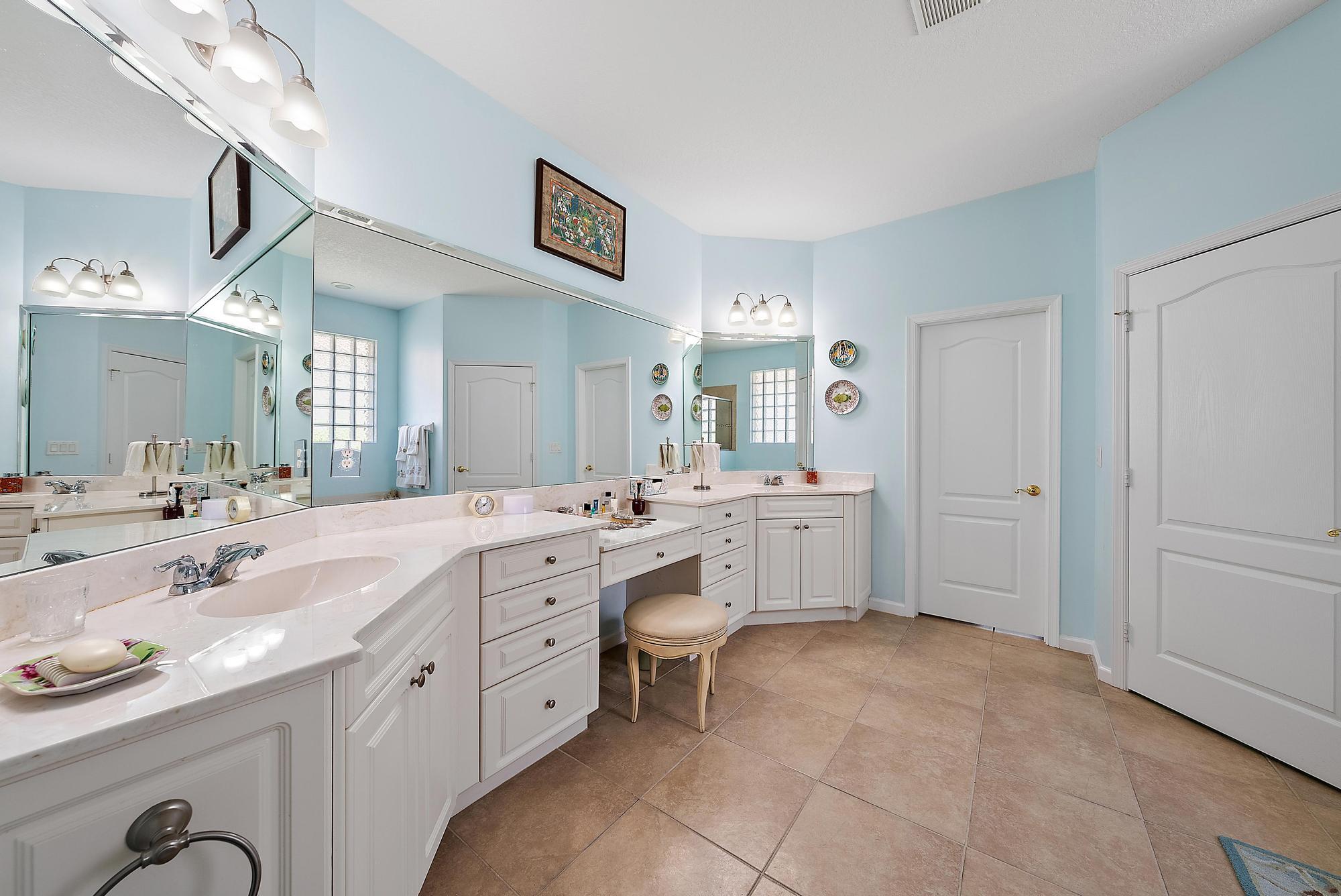 1592 NW Old Oak Terrace