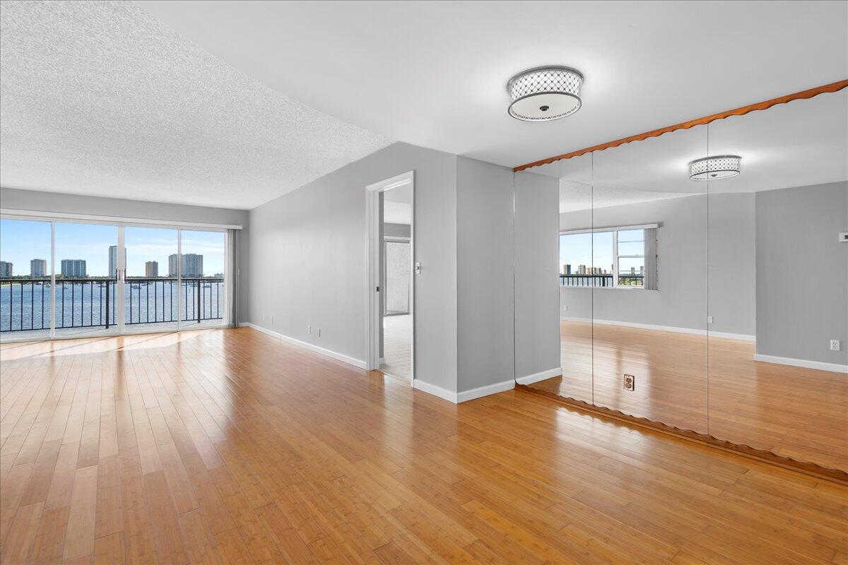 3040 Lake Shore Drive 701