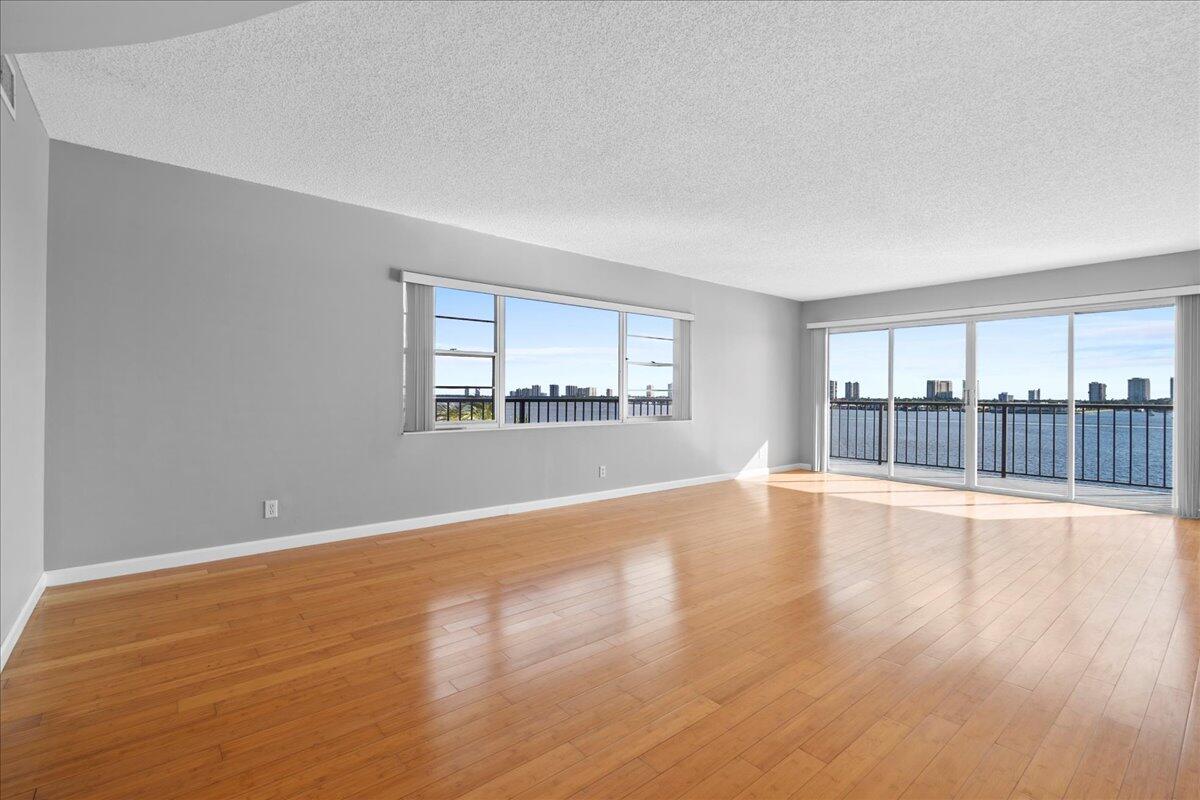 3040 Lake Shore Drive 701