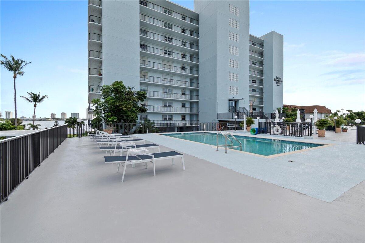 3040 Lake Shore Drive 701