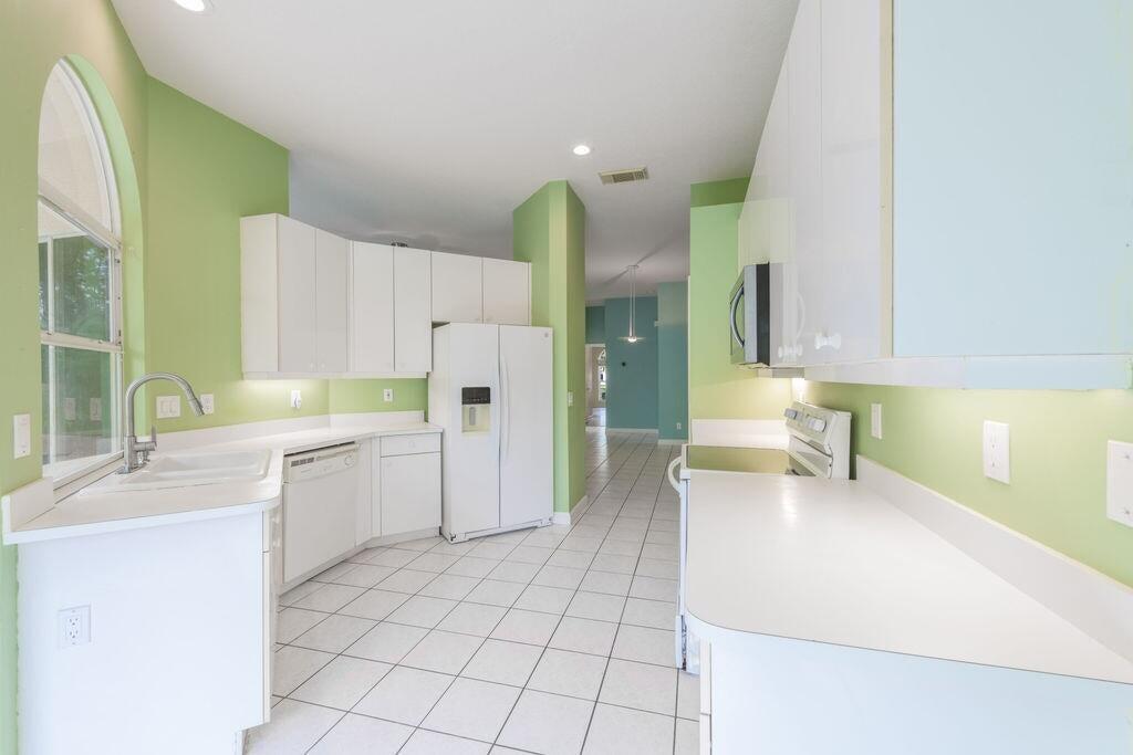 546 SW New Castle Cove