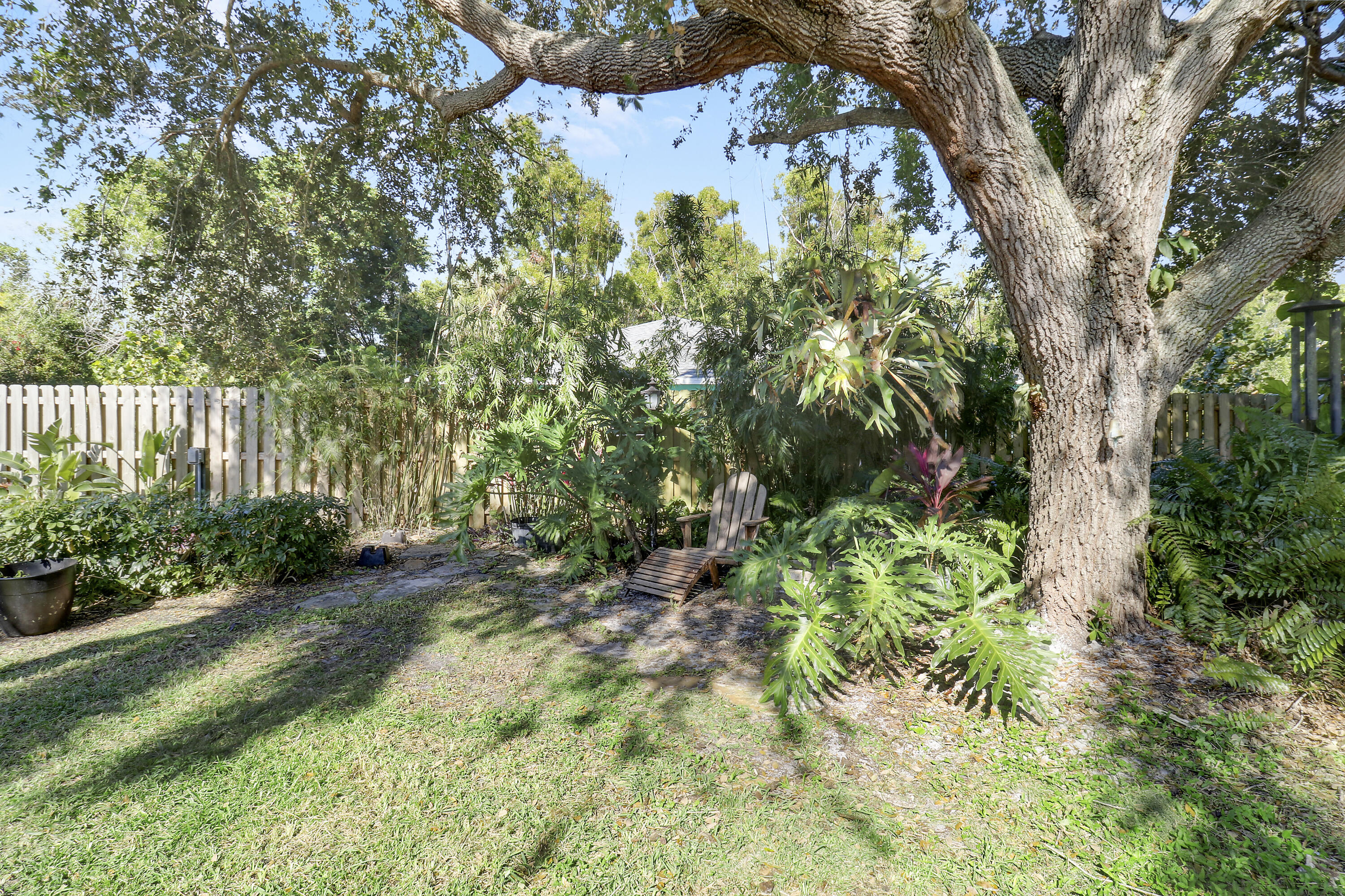 9871 SE Little Club Way N