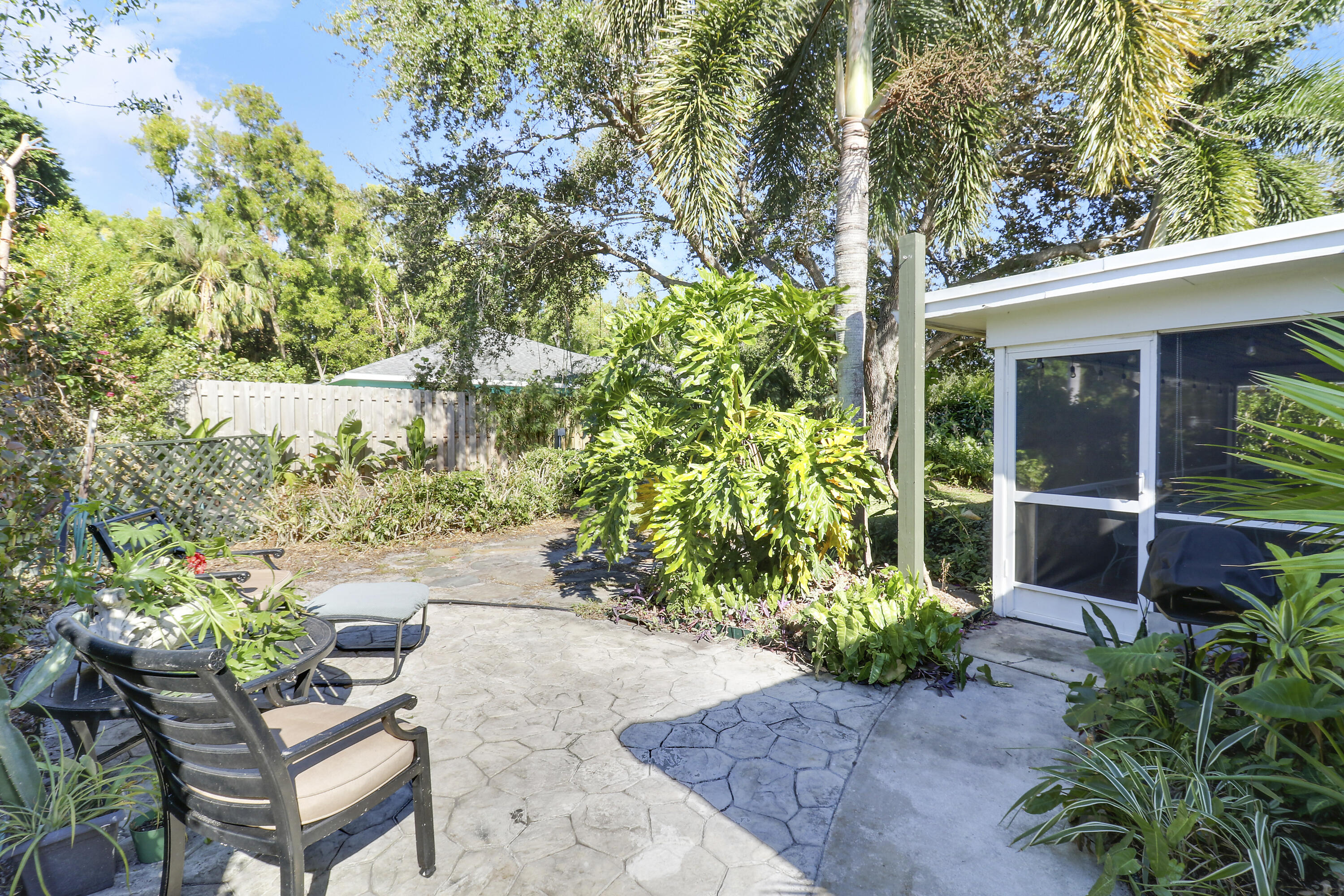 9871 SE Little Club Way N
