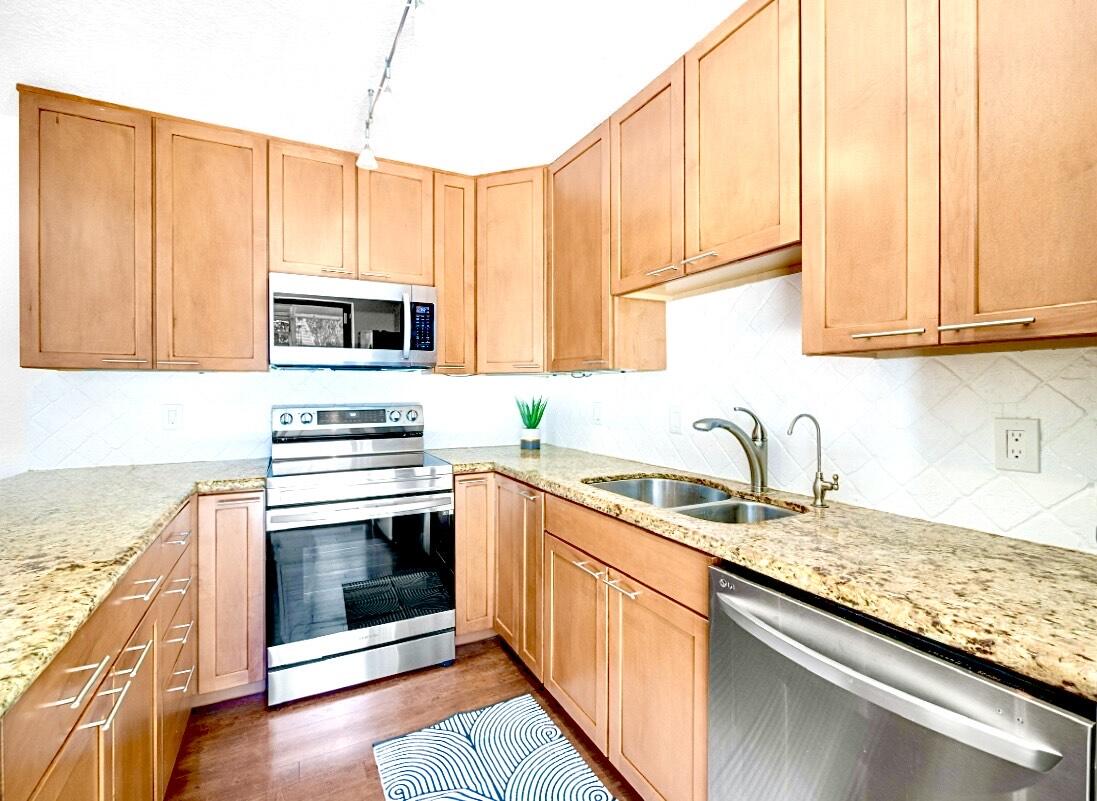 825 Center Street 10d