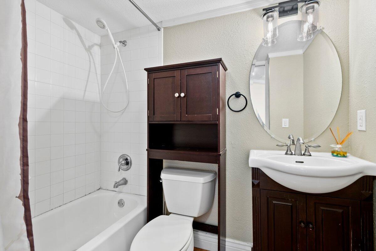 1145 Lake Shore Drive 101