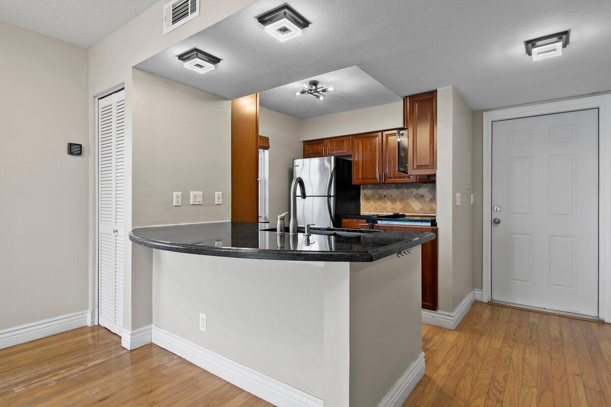 1145 Lake Shore Drive 101