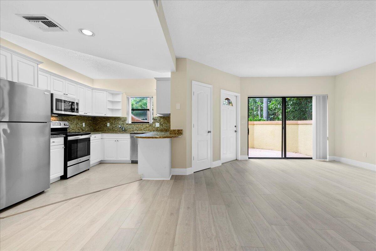 41 Uno Lago Drive
