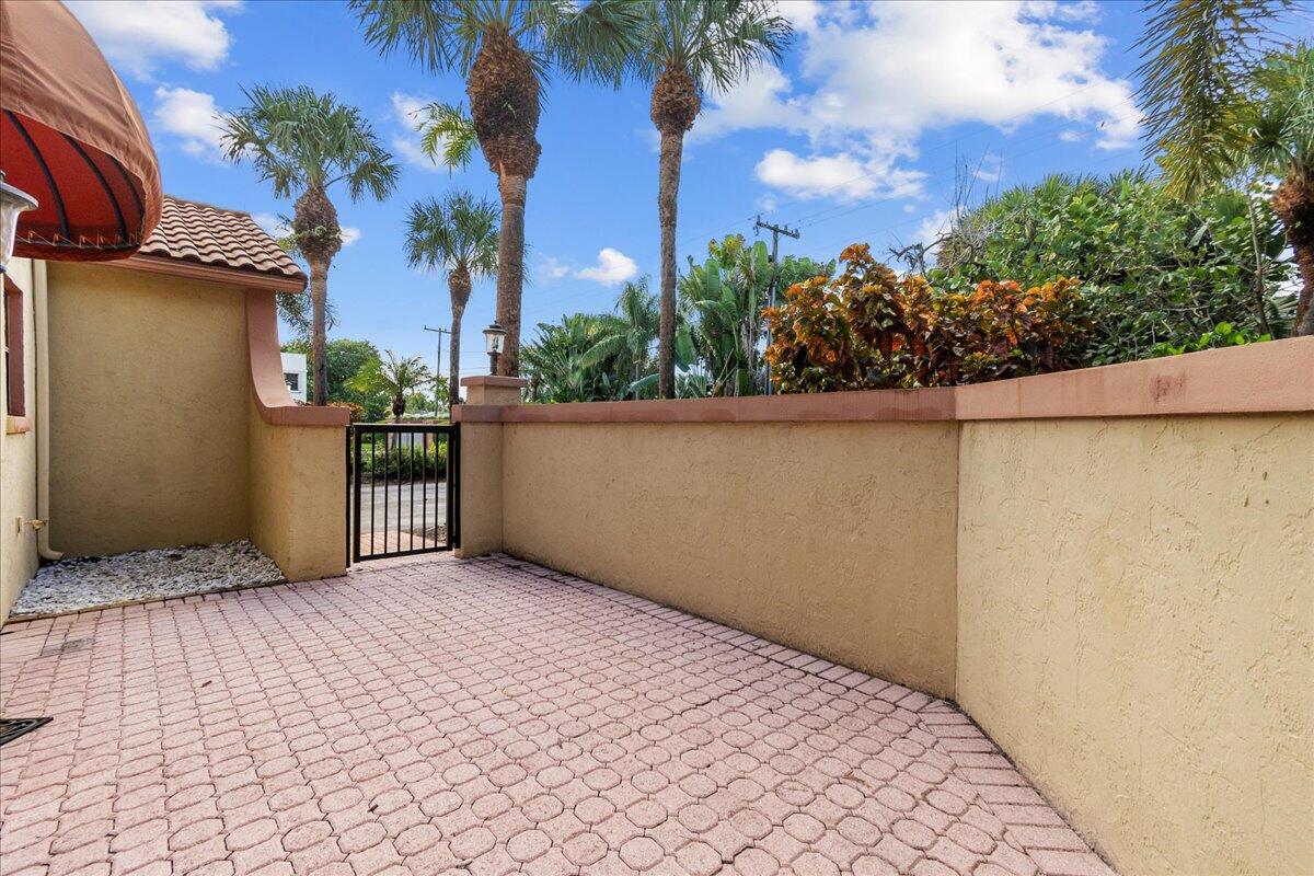 41 Uno Lago Drive