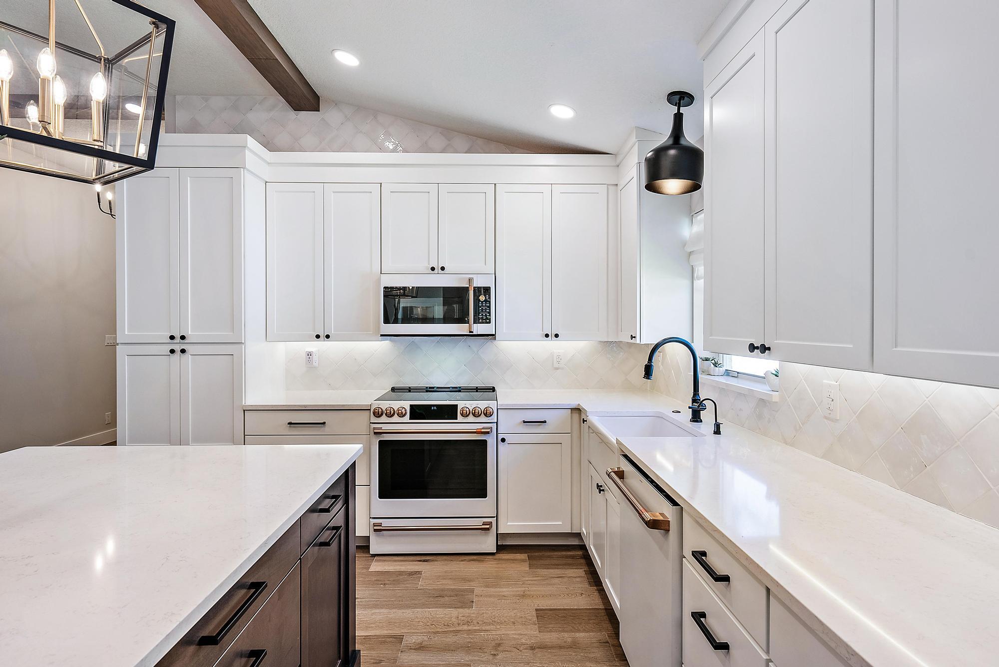 160 Saratoga Boulevard E