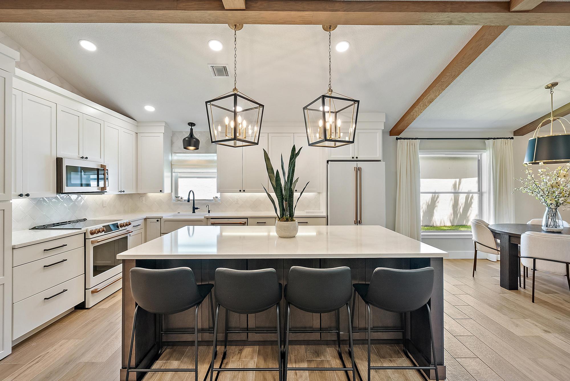 160 Saratoga Boulevard E