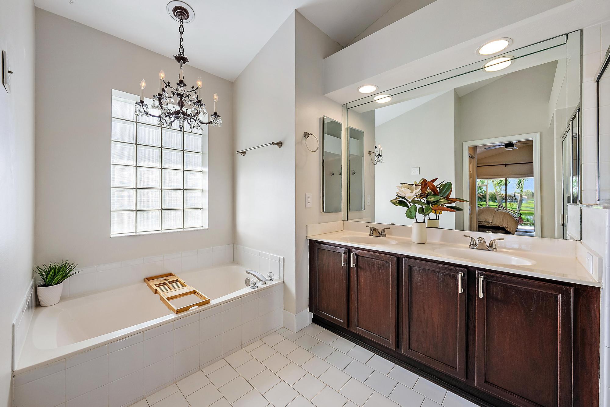 160 Saratoga Boulevard E