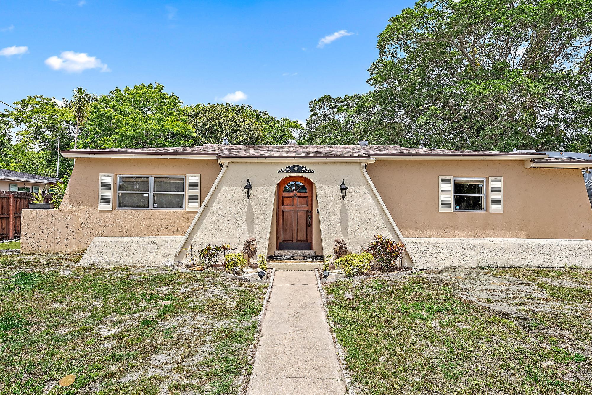 306 S Caloosahatchee Avenue