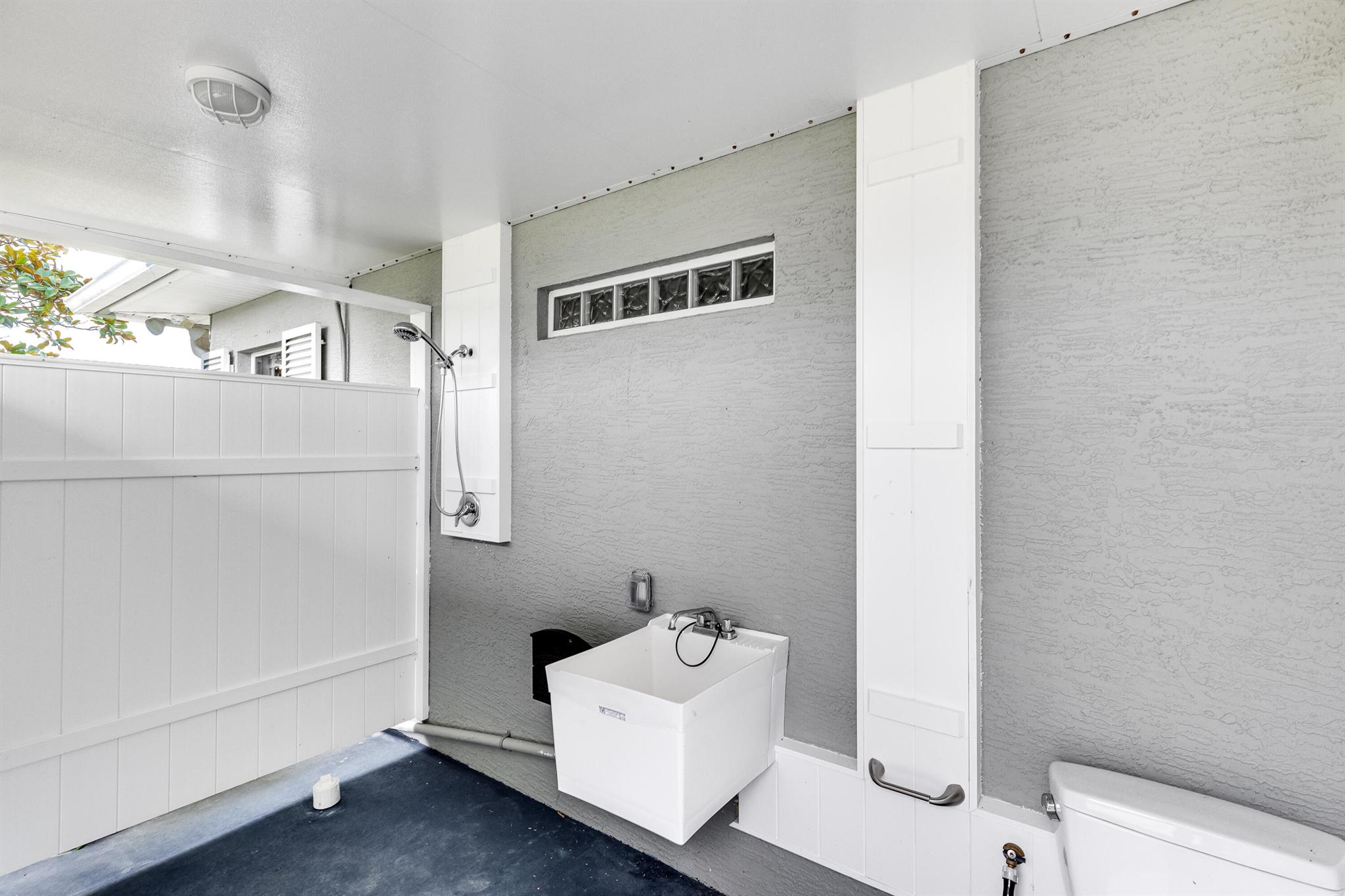 8135 White Fences Lane