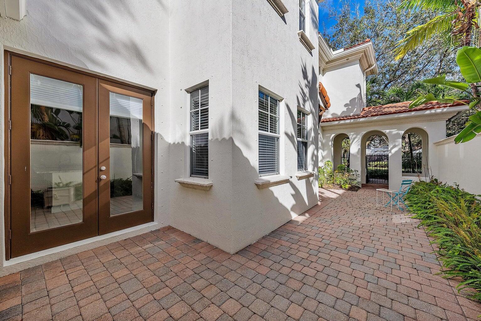 885 Taft Court
