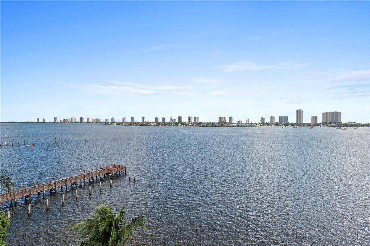 3040 Lake Shore Drive 101