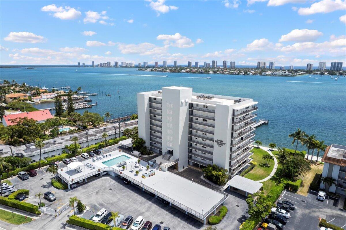 3040 Lake Shore Drive 101