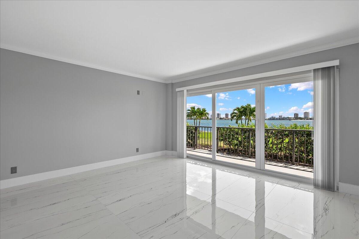 3040 Lake Shore Drive 101