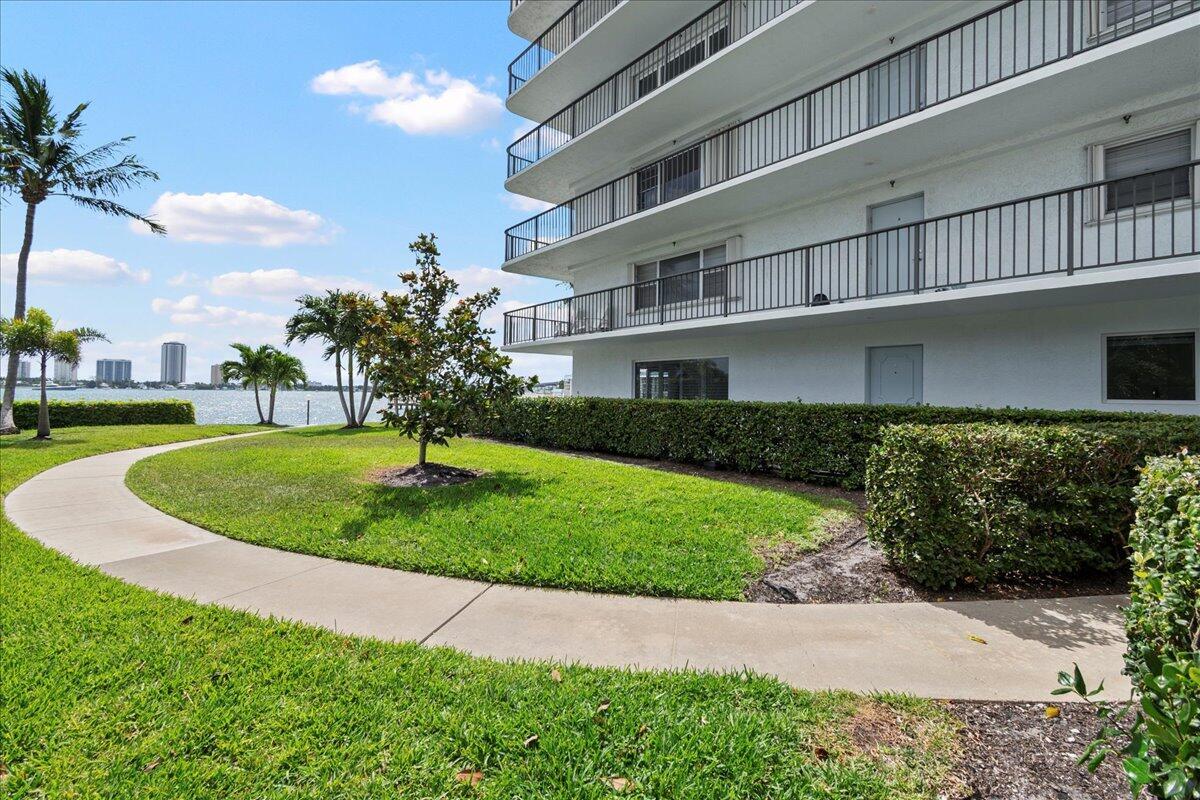 3040 Lake Shore Drive 101