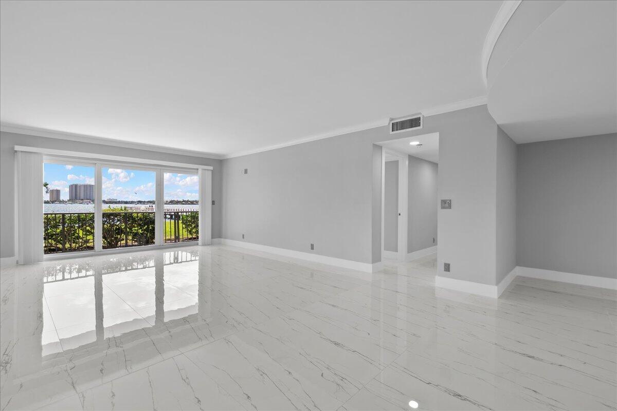 3040 Lake Shore Drive 101