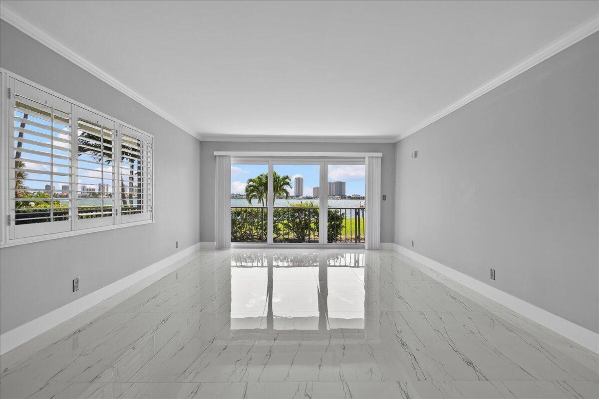 3040 Lake Shore Drive 101