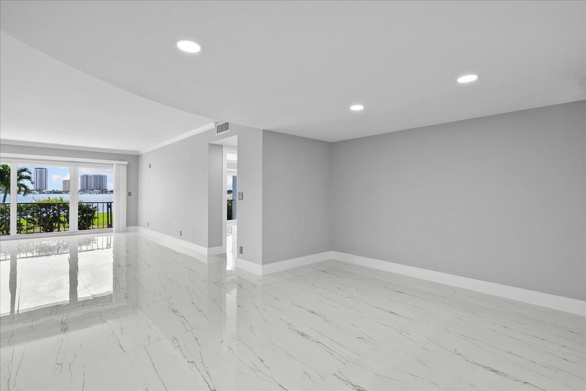 3040 Lake Shore Drive 101