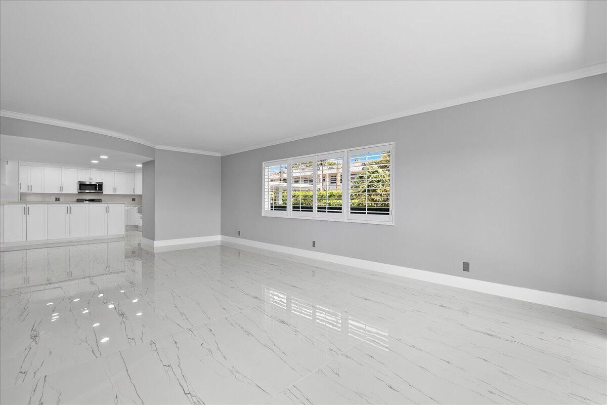 3040 Lake Shore Drive 101