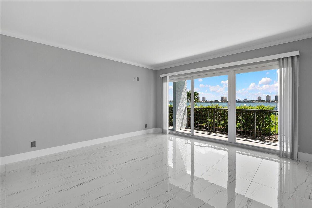 3040 Lake Shore Drive 101