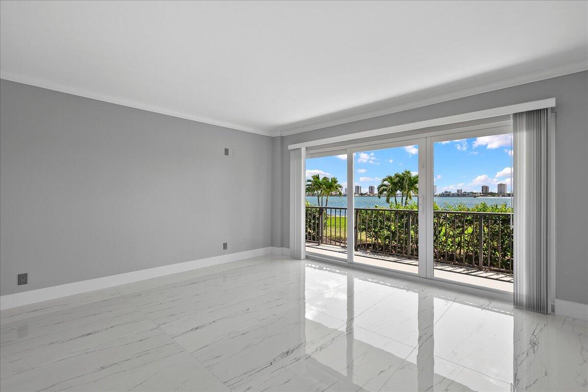 3040 Lake Shore Drive 101