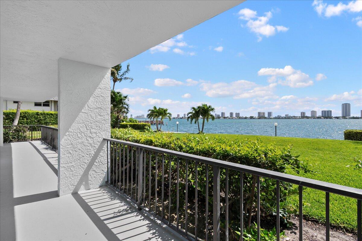 3040 Lake Shore Drive 101