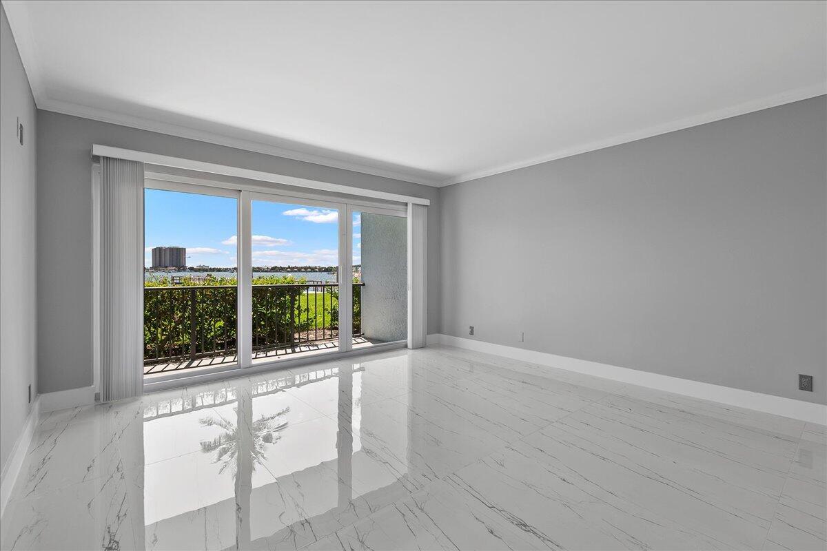 3040 Lake Shore Drive 101