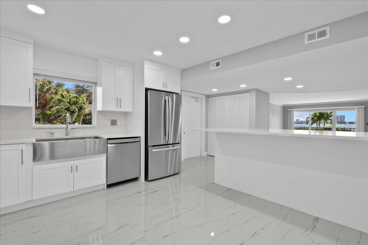 3040 Lake Shore Drive 101